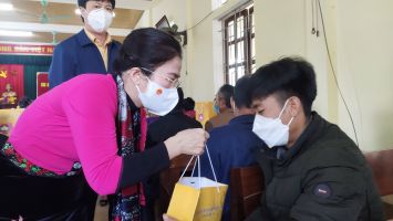 Chủ tịch UBMTTQ tỉnh Võ Thị Minh Sinh tặng quà Tết và trao nhà Đại đoàn kết tại Tương Dương