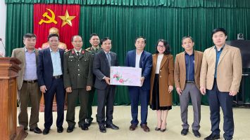 Phó Chủ tịch HĐND tỉnh tặng quà Tết tại huyện Nam Đàn và Hưng Nguyên