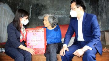 Đoàn ĐBQH tỉnh Nghệ An thăm, tặng quà các đơn vị, hộ nghèo