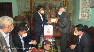 Lãnh đạo tỉnh thăm, tặng quà gia đình chính sách, hộ nghèo nhân dịp Tết Nguyên đán Nhâm Dần 2022