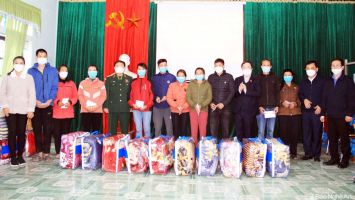 Phó Chủ nhiệm Ủy ban Văn hoá - Giáo dục của Quốc hội trao quà Tết hỗ trợ hộ nghèo miền núi