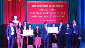 Đoàn Đại biểu Quốc hội tỉnh thăm, tặng quà tại Trường THPT Dân tộc Nội trú