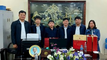 Đồng chí Nguyễn Văn Thông thăm, chúc Tết Trường Trung cấp Kinh tế - Kỹ thuật thành phố Vinh