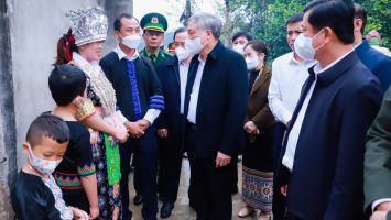 Chánh án Tòa án nhân dân tối cao Nguyễn Hòa Bình thăm, chúc Tết tại huyện biên giới Kỳ Sơn