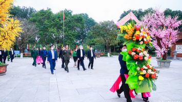 Chánh án Tòa án nhân dân tối cao Nguyễn Hòa Bình dâng hương tại Khu Di tích Kim Liên