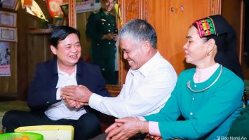 Bí thư Tỉnh ủy Thái Thanh Quý thăm, chúc Tết đồng bào, chiến sỹ tại huyện Con Cuông