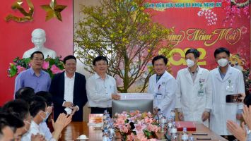 Phó Chủ tịch UBND tỉnh Bùi Đình Long tặng quà, chúc Tết các bệnh viện