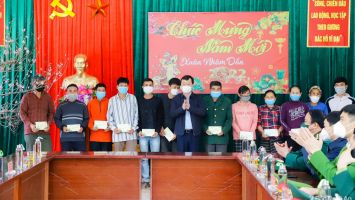 Chủ tịch UBND tỉnh Nguyễn Đức Trung thăm, tặng quà Tết ở huyện Quế Phong