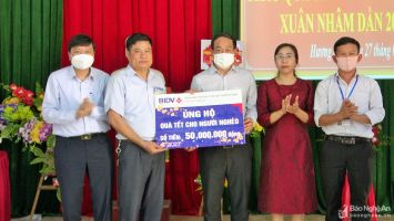 Phó Chủ tịch Thường trực UBND tỉnh trao quà Tết tại Tân Kỳ ​