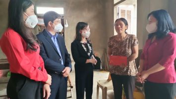 Các cơ quan, đơn vị trao quà Tết cho người nghèo