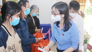 100% hộ nghèo ở Nghệ An được hỗ trợ quà Tết