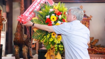 Đồng chí Đỗ Văn Chiến cùng đoàn đại biểu dâng hương tưởng niệm Vua Mai