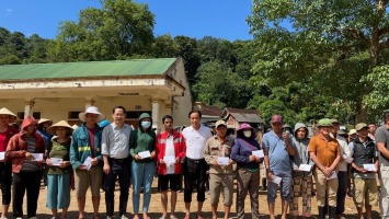 Đoàn Đại biểu Quốc hội tỉnh Nghệ An trao hỗ trợ đồng bào vùng lũ quét Kỳ Sơn