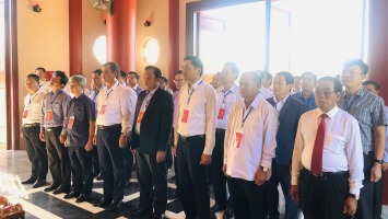 Lãnh đạo tỉnh Nghệ An dâng hương tưởng niệm Chủ tịch Hồ Chí Minh tại tỉnh Khăm Muộn