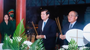 Các đồng chí lãnh đạo, nguyên lãnh đạo Đảng, Nhà nước và tỉnh Nghệ An dâng hương tưởng niệm tại Truông Bồn