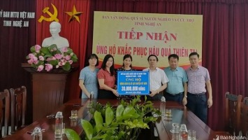 Ủy ban MTTQ tỉnh Nghệ An và Hội Chữ thập đỏ tiếp nhận, trao hàng hóa đến người dân vùng lũ lụt