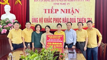 Thành phố Hồ Chí Minh trao 2 tỷ đồng hỗ trợ nhân dân Nghệ An khắc phục hậu quả thiên tai