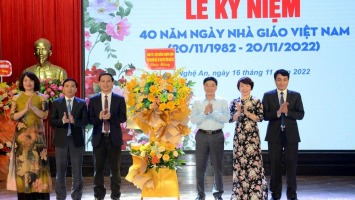 Phó Bí thư Thường trực Tỉnh ủy Nguyễn Văn Thông chúc mừng Trường Đại học Vinh nhân dịp kỷ niệm 40 năm Ngày Nhà giáo Việt Nam
