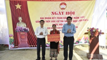 Đại biểu Quốc hội tiếp xúc cử tri và dự Ngày hội Đại đoàn kết ở huyện Quỳ Châu