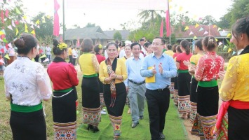 Đại biểu Quốc hội tiếp xúc cử tri và dự Ngày hội Đại đoàn kết ở huyện Quỳ Hợp