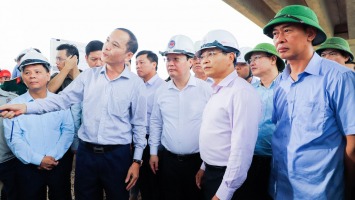 Bộ trưởng Bộ GTVT Nguyễn Văn Thắng kiểm tra tiến độ dự án cao tốc Bắc - Nam đoạn qua tỉnh Nghệ An