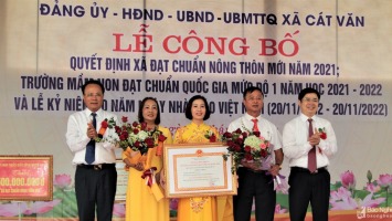 Phó Chủ tịch Thường trực HĐND tỉnh dự lễ đón Bằng công nhận xã đạt chuẩn Nông thôn mới ở Thanh Chương