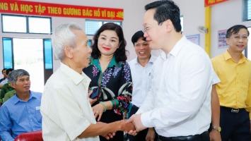 Chủ tịch UBND tỉnh Nguyễn Đức Trung chung vui ngày hội Đại đoàn kết với người dân xóm 8, xã Nam Anh (Nam Đàn)