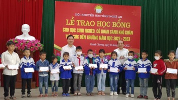 Hội Khuyến học tỉnh trao 90 suất học bổng cho học sinh nghèo vượt khó huyện Thanh Chương