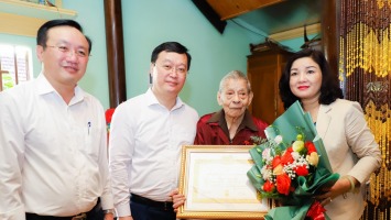 Chủ tịch UBND tỉnh trao tặng Huy hiệu 75 tuổi Đảng cho 4 đảng viên lão thành ở Nam Đàn