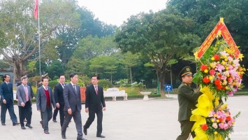 Trưởng ban Kinh tế Trung ương Trần Tuấn Anh dâng hoa, dâng hương tưởng niệm Chủ tịch Hồ Chí Minh