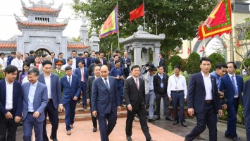 Chủ tịch nước Nguyễn Xuân Phúc dâng hương tưởng niệm Nữ sĩ Hồ Xuân Hương tại Nghệ An