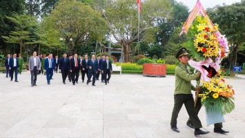 Đồng chí Nguyễn Xuân Phúc tưởng niệm Chủ tịch Hồ Chí Minh và các anh hùng liệt sĩ Truông Bồn