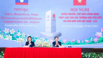 Tuyên truyền, phổ biến chính sách, pháp luật cho các trưởng bản tiêu biểu của 2 nước Việt Nam và Lào