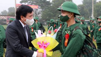 Đồng chí Phó Chủ tịch HĐND tỉnh dự lễ giao, nhận quân tại huyện Đô Lương