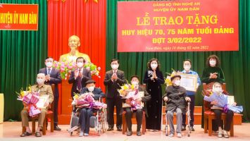 Bí thư Tỉnh ủy trao Huy hiệu Đảng cho các đảng viên lão thành ở Nam Đàn