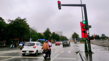 TP. Vinh cải tạo hệ thống đèn giao thông, dỡ biển 'đèn đỏ được phép đi thẳng'