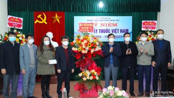 Phó Bí thư Thường trực Tỉnh ủy Nguyễn Văn Thông chúc mừng Ngày Thầy thuốc Việt Nam tại một số đơn vị