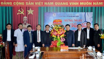 Phó Chủ tịch UBND tỉnh làm việc tại Quỳ Hợp, thăm và tặng quà các đơn vị y tế
