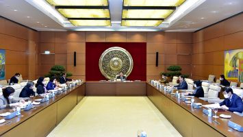 Chủ tịch Quốc hội Vương Đình Huệ làm việc với Đoàn giám sát về sắp xếp đơn vị hành chính cấp huyện, xã