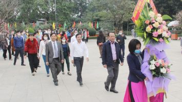 Đoàn đại biểu Quốc hội và HĐND tỉnh dâng hương tưởng niệm Chủ tịch Hồ Chí Minh và trồng cây đầu Xuân