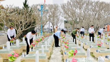 Đồng chí Võ Văn Thưởng và đoàn công tác dâng hoa, dâng hương tại Nghĩa trang liệt sỹ Việt - Lào