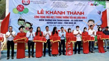 Phó Chủ tịch HĐND tỉnh dự lễ khánh thành công trình nhà học điểm trường bản Thung Khạng, xã Châu Bình