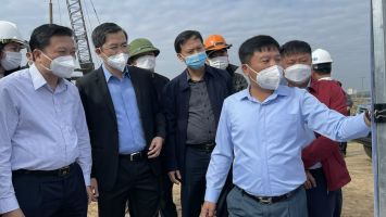 Kiểm tra, đốc thúc tiến độ thi công tuyến đường ven biển đoạn qua thị xã Hoàng Mai