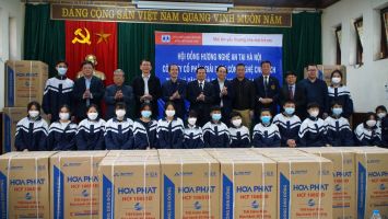 Hội đồng hương Nghệ An tại Hà Nội thăm, tặng quà Làng trẻ SOS Vinh