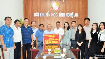 Hội Khuyến học tỉnh Nghệ An tiếp nhận máy tính và 150 triệu đồng học bổng
