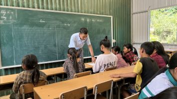 Xin thầy đừng rời Huôi Máy