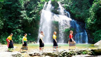 Khám phá vẻ đẹp thác Mưa giữa núi rừng biên giới Nghệ An