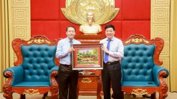 Phó Bí thư Thường trực Tỉnh ủy Nguyễn Văn Thông tiếp Đoàn công tác tỉnh Xay Sổm Bun, CHDCND Lào