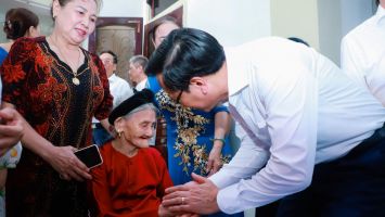 Bộ trưởng Đào Ngọc Dung thăm, tặng quà cán bộ lão thành cách mạng, tiền khởi nghĩa, thương binh tại Nghệ An