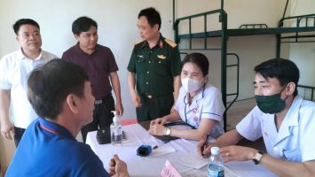 Thanh Chương: Bệnh viện Quân khu 4 khám cấp thuốc miễn phí cho trên 500 đối tượng chính sách